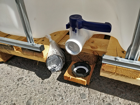 Новый еврокуб на деревянном поддоне с заводской мембраной